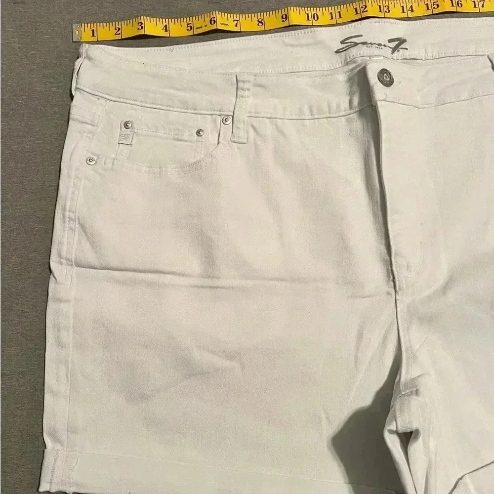 Seven7  rolled cuff White shorts size 24W comfort stretch material NWT women’s - Picture 3 of 4